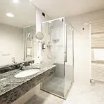 Phi Cavalieri 4*