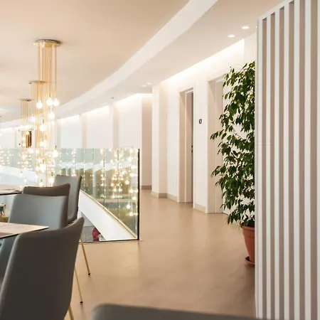 Phi Cavalieri 4*