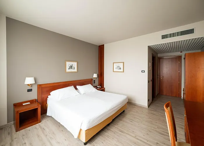 فندق Phi Cavalieri برا